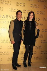 组图：任达华琦琦恩爱出席活动 为妻买小岛做岛主