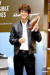 组图：刘嘉玲受品牌高层宠爱 郭品超造型时尚帅气