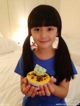 组图：童年小龙女演员超萌生活照 可爱似洋娃娃