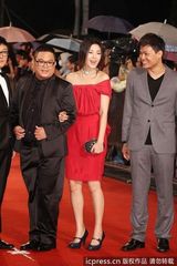 组图：金钟奖红毯曾珮瑜红色礼服温婉晒香肩