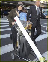 组图：奥兰多带子现身机场 小弗林害羞躲爸怀里