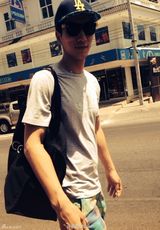 组图：张亮穿泳裤与天天戏水 女网友喊把持不住