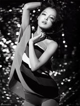 组图：辛芷蕾黑白大片曝光 尽显魅惑女人味