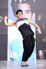 幻灯图集：彭于晏首次跳舞 桂纶镁助阵送拥抱