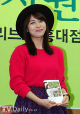 组图：韩星河智苑可爱迷你短裙亮相新书签名会