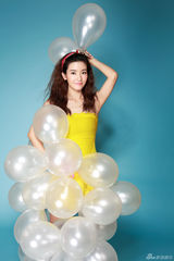 组图：李晟夏日靓丽写真 柠檬黄短裙娇艳动感