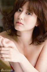 组图：日本模特杉本有美展深V诱惑