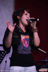 组图：戴爱玲新专辑即将发行 为14对男女牵红线