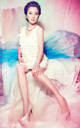 组图：李玲玉甜美写真 傲人身材续写不老传奇