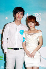 幻灯图：李小璐性感亮相 为代言品站台捞金