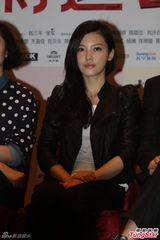 组图：赵薇戴墨镜携《致青春》素服低调宣传