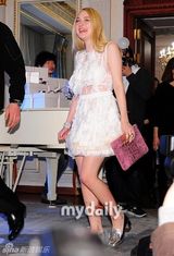 组图：范宁姐妹韩国出席代言活动 与金有贞同台