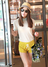 组图：贾青街拍LOOK黄色条纹短裤抢眼