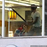 组图：小贝空手道课表情严肃 被儿子乱棍猛打忙逃跑