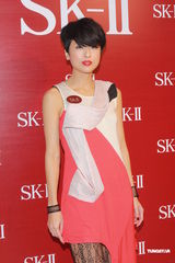 组图：徐濠萦不与老公过节 郭蔼明带妹妹亮相