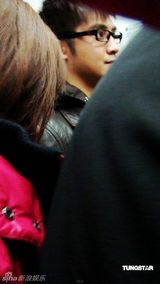 幻灯图：田亮携女伴逛街吃饭 简单打扮全程笑容不断