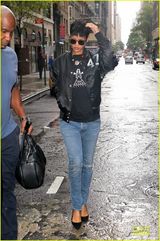 组图：蕾哈娜另类墨镜现身街头 展酷帅摇滚范儿