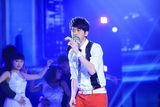 组图：《舞林大会》进入半决赛光良伴唱曼舞
