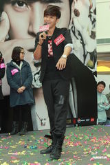 组图：罗志祥签唱会歌迷热情 现场玩自拍抱抱