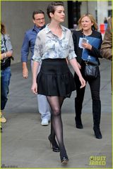 组图：海瑟薇裸妆伦敦录节目 透视衬衫短裙黑丝