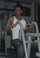 幻灯：邵兵塑身有绝招 健身房拉筋露完美肌肉