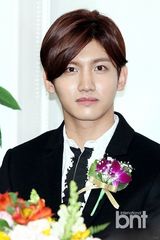 组图：东方神起昌珉出席纳税活动正装帅气