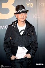 幻灯图：刘德华潮人装出席时尚活动 赞犀利哥有型