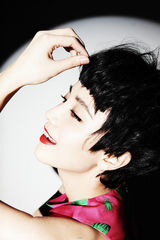 高清组图：小宋佳全新个性大片 演绎摇滚复古风