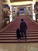 组图：王诗龄手拿“年度宝宝”小金人甜笑