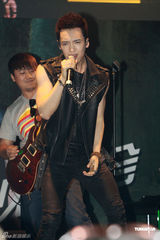 组图：王野发片秀肌肉 母亲带家常菜抵京支持