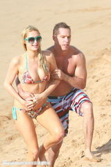 组图：希尔顿与男友鸳鸯浴 海滩戏水被搂蛮腰