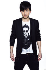 高清组图：张杰全新造型曝光 顽皮帅气备战个唱