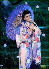 组图：全美奖颁奖现场 水果姐扮艺妓钱妞扯胸