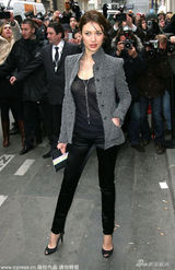 幻灯图集：邦女郎欧嘉亮相巴黎2010春夏高级时装周