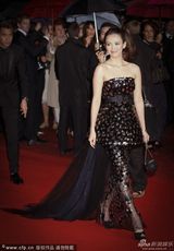 组图：章子怡戛纳走秀抹胸长裙秀美肩