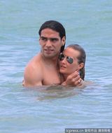 组图：球星法尔考海中爱抚娇妻 舔肚脐极度高调