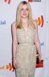 高清组图：达科塔-范宁V领长裙亮相身材窈窕