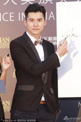 组图：香港男星陈家乐女星王嘉慧挽臂亮相红毯