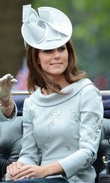 组图：英国皇家骑兵卫队阅兵王妃优雅