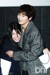 组图：金亚中会影迷 朱元嘟嘴卖萌抱粉丝