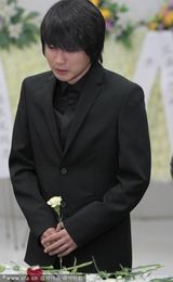 组图：韩寒携太太出席新概念作文创始人追悼会