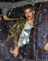 组图：蕾哈娜穿迷彩拜访夜店 众星捧月气场强