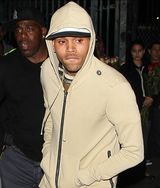 组图：克里斯-布朗甩蕾哈娜 夜店狂欢搭讪美女