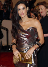 高清组图：纽约大都会庆典 黛咪-摩尔秀露肩礼服