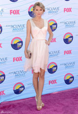 组图：青少年选择奖 斯威夫特白裙性感露背