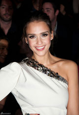 高清组图：杰西卡-阿尔芭现身巴黎时装周看秀