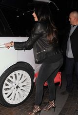 组图：F1总裁女儿孕期独自购物 产期临近衣宽松