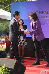 组图：萧敬腾帮擦保养品粉丝乐翻