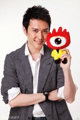 高清图：冯绍峰拍摄新春写真 阳光俊朗送春节祝福