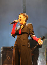 组图：谭维维跪拜崔健上海个唱 《鱼鸟之恋》合体